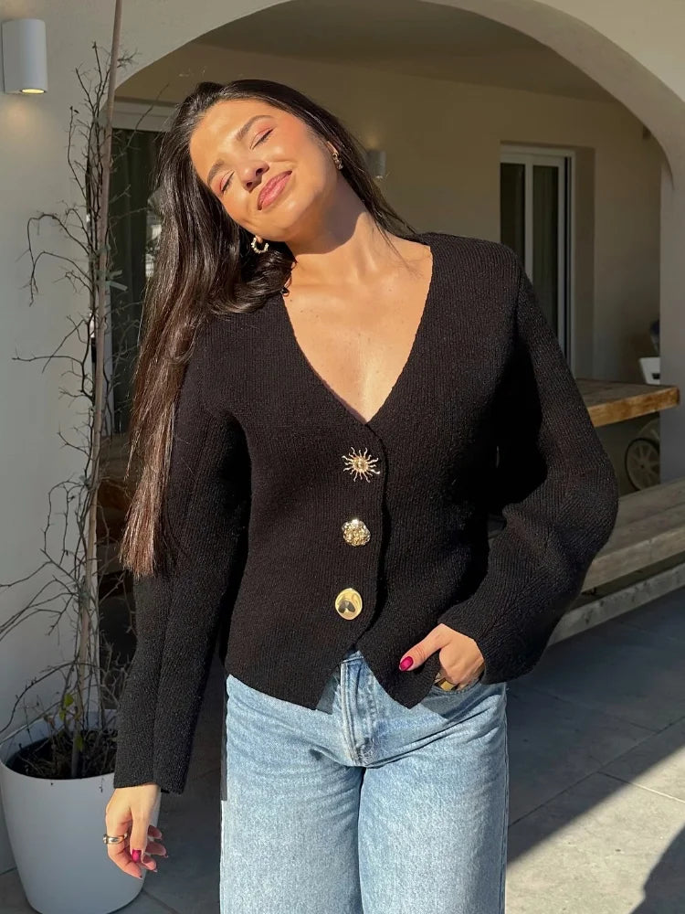 A stylish women's V-neck knitted cardigan for spring, featuring long sleeves, single-breasted design, and Y2K street fashion