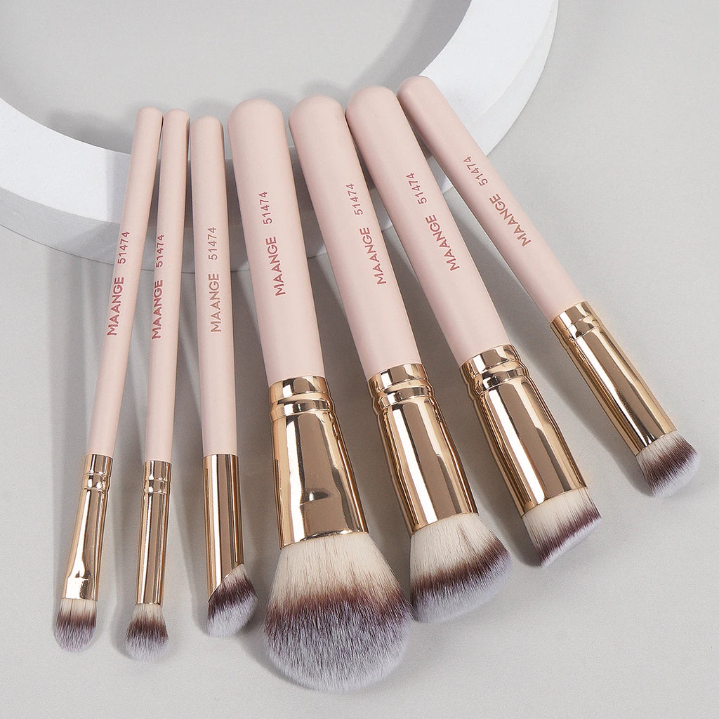 MAANGE 7-piece soft makeup brush set for various cosmetic applications.