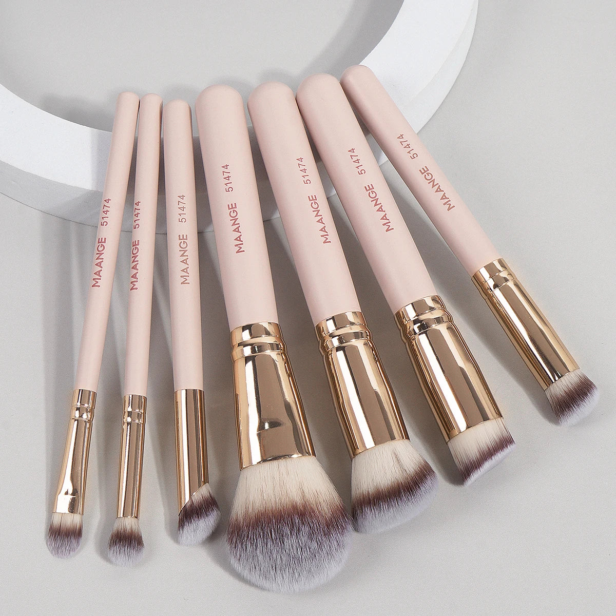 MAANGE 7-piece soft makeup brush set for various cosmetic applications.