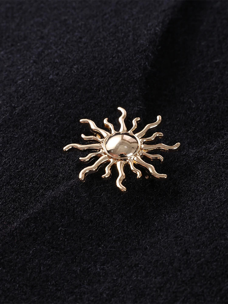 A stylish women's V-neck knitted cardigan for spring, featuring long sleeves, single-breasted design, and Y2K street fashion