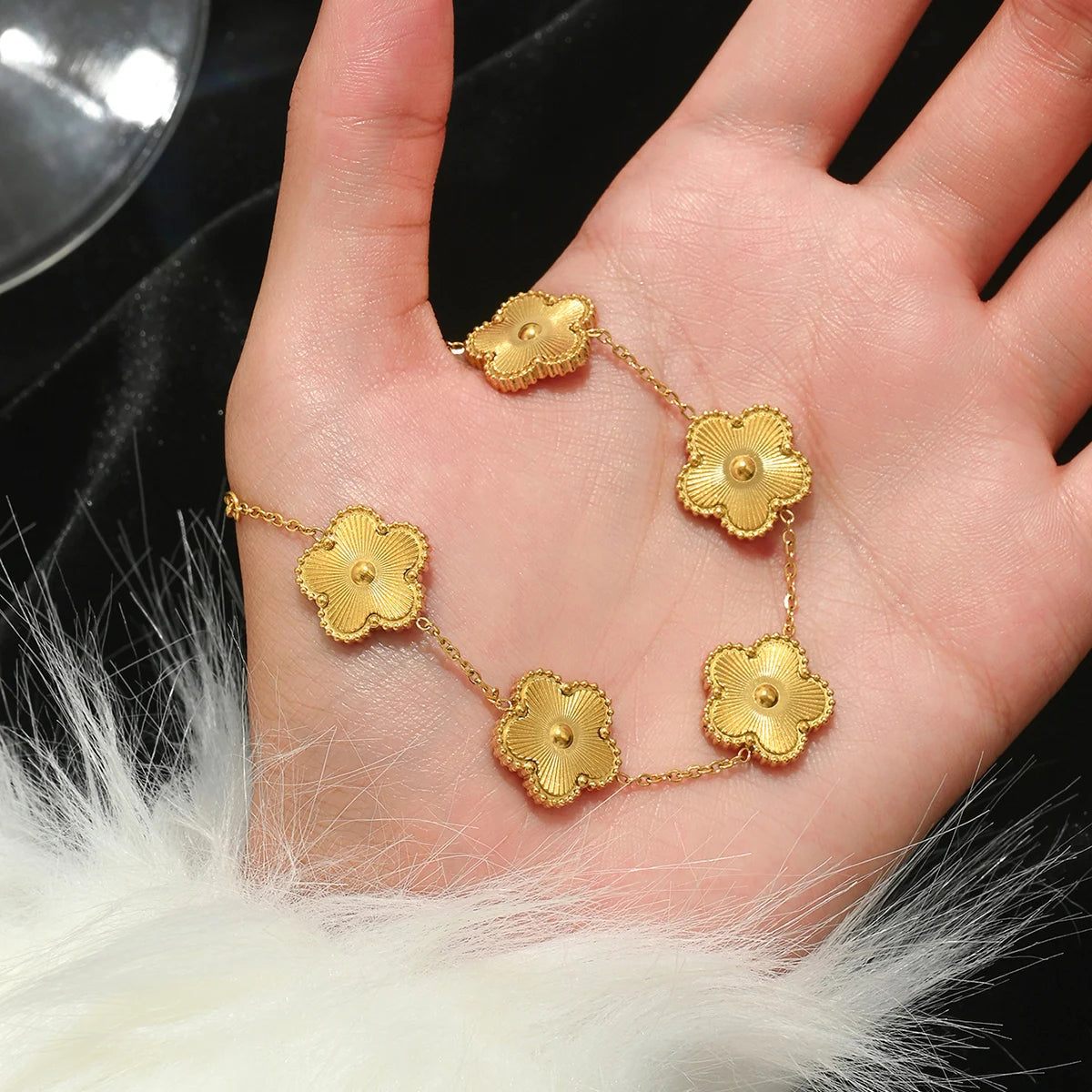 UILZ Stainless Steel Four-Leaf Clover Bracelet – Fashion Gold Bangle for Women