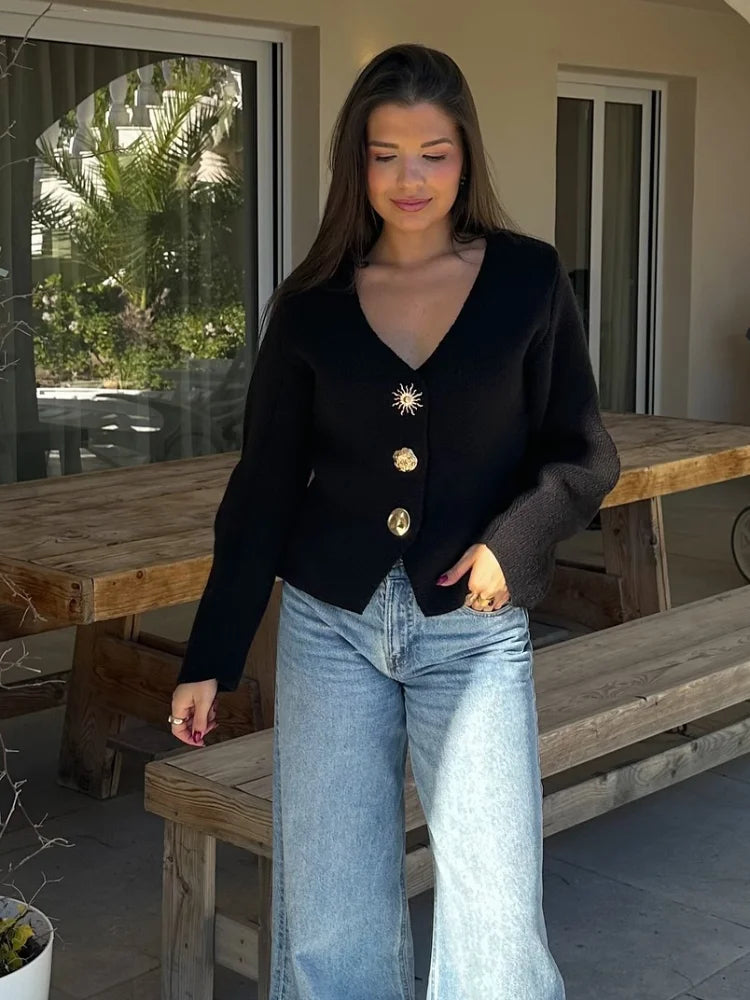 A stylish women's V-neck knitted cardigan for spring, featuring long sleeves, single-breasted design, and Y2K street fashion