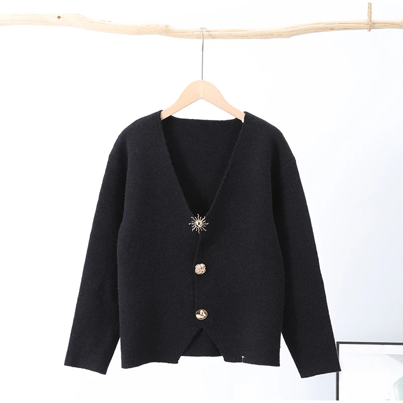 A stylish women's V-neck knitted cardigan for spring, featuring long sleeves, single-breasted design, and Y2K street fashion